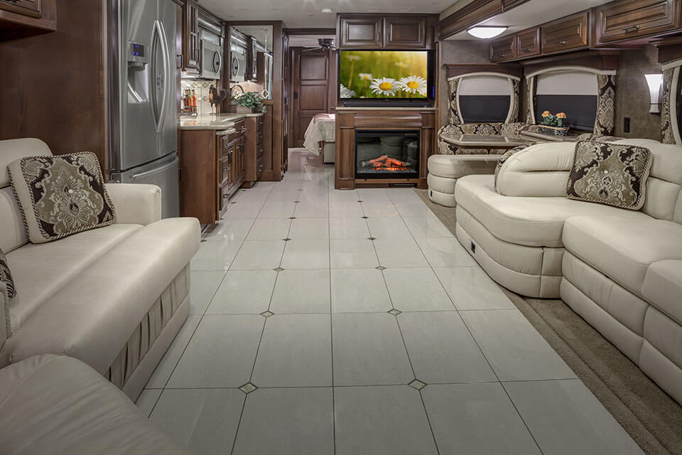 Aspire 42RBQ Interior with Latte Décor and Windsor Glazed Cherry Cabinetry