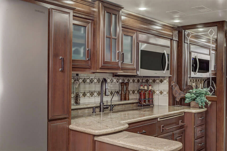 Aspire 42RBQ Kitchen with Latte Décor and Windsor Glazed Cherry Cabinetry